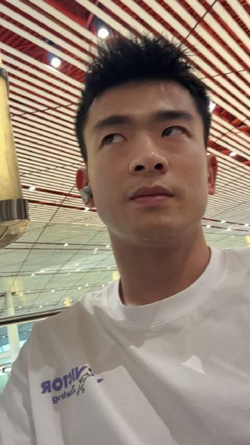 奥运冠军郑思维机场被要合影，结果被误认成王昶